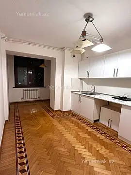 Satılır 4 otaqlı köhnə tikili 110 m²