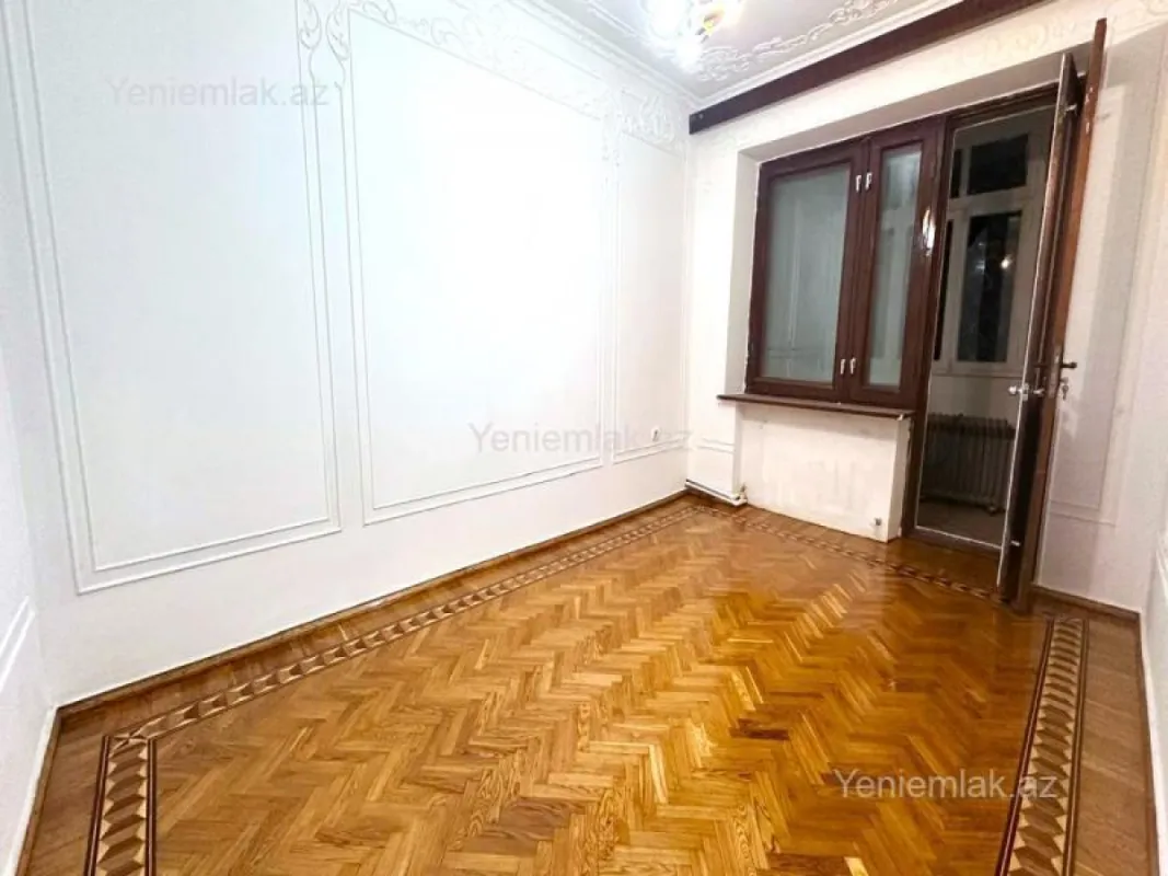 Satılır 4 otaqlı köhnə tikili 110 m²