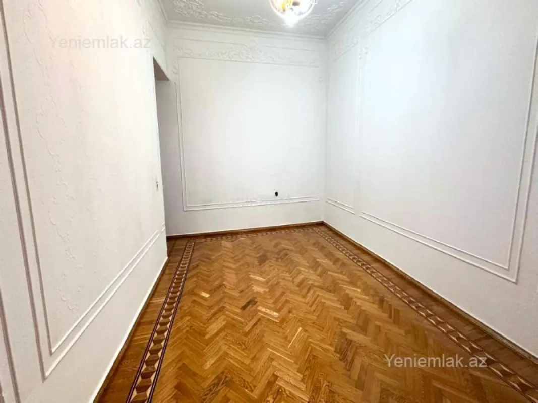 Satılır 4 otaqlı köhnə tikili 110 m²
