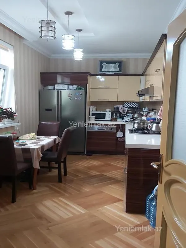 Satılır 10 otaqlı həyət evi 341 m²