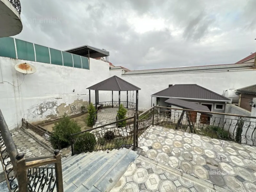 Satılır 7 otaqlı həyət evi 300 m²