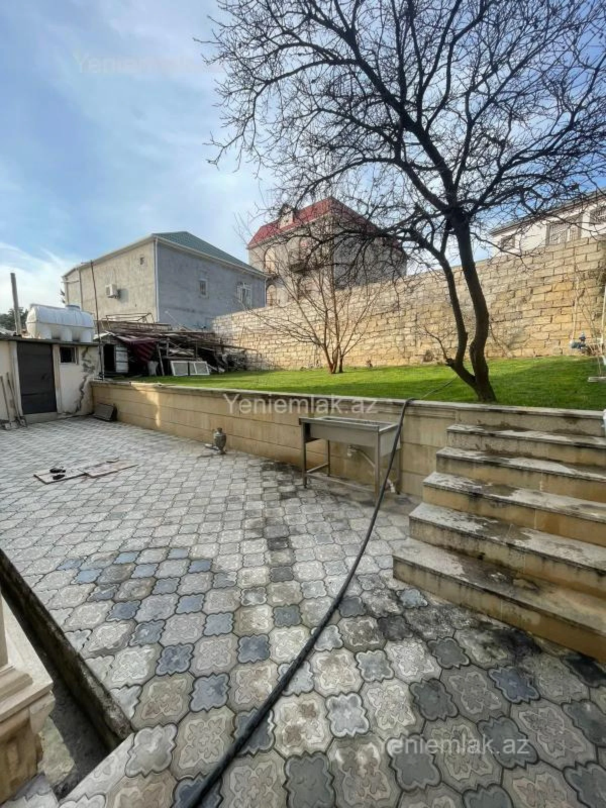 Satılır 8 otaqlı həyət evi 360 m²