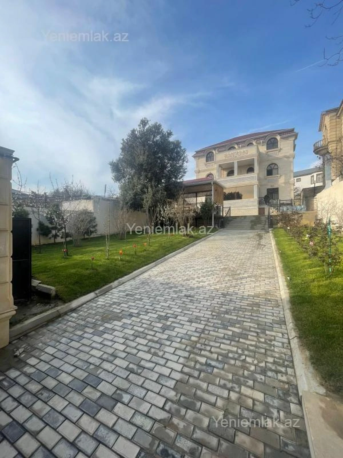 Satılır 8 otaqlı həyət evi 360 m²