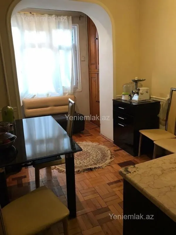 Satılır 4 otaqlı köhnə tikili 160 m²