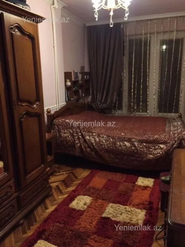 Satılır 4 otaqlı köhnə tikili 160 m²