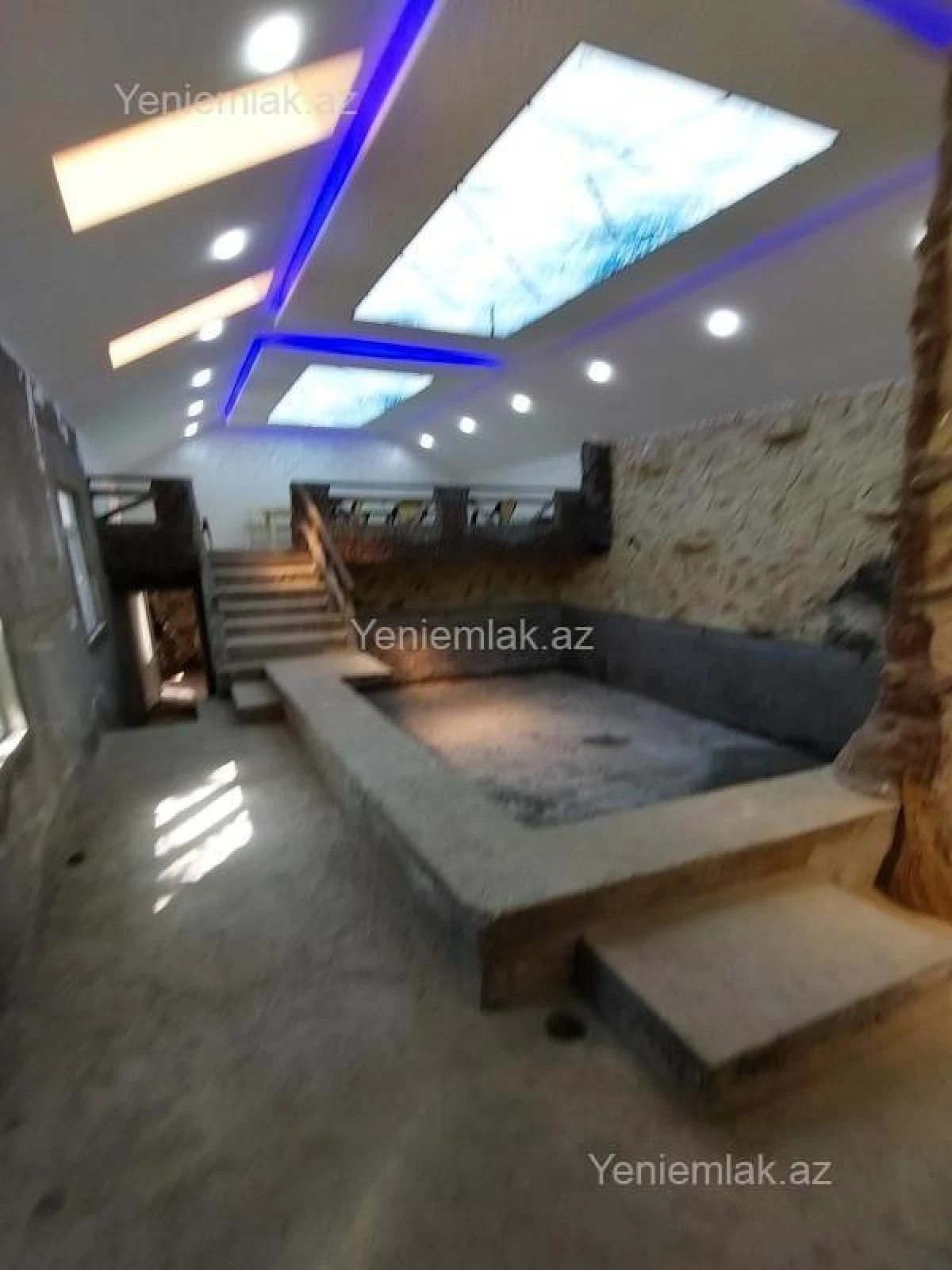 Satılır 8 otaqlı həyət evi 250 m²