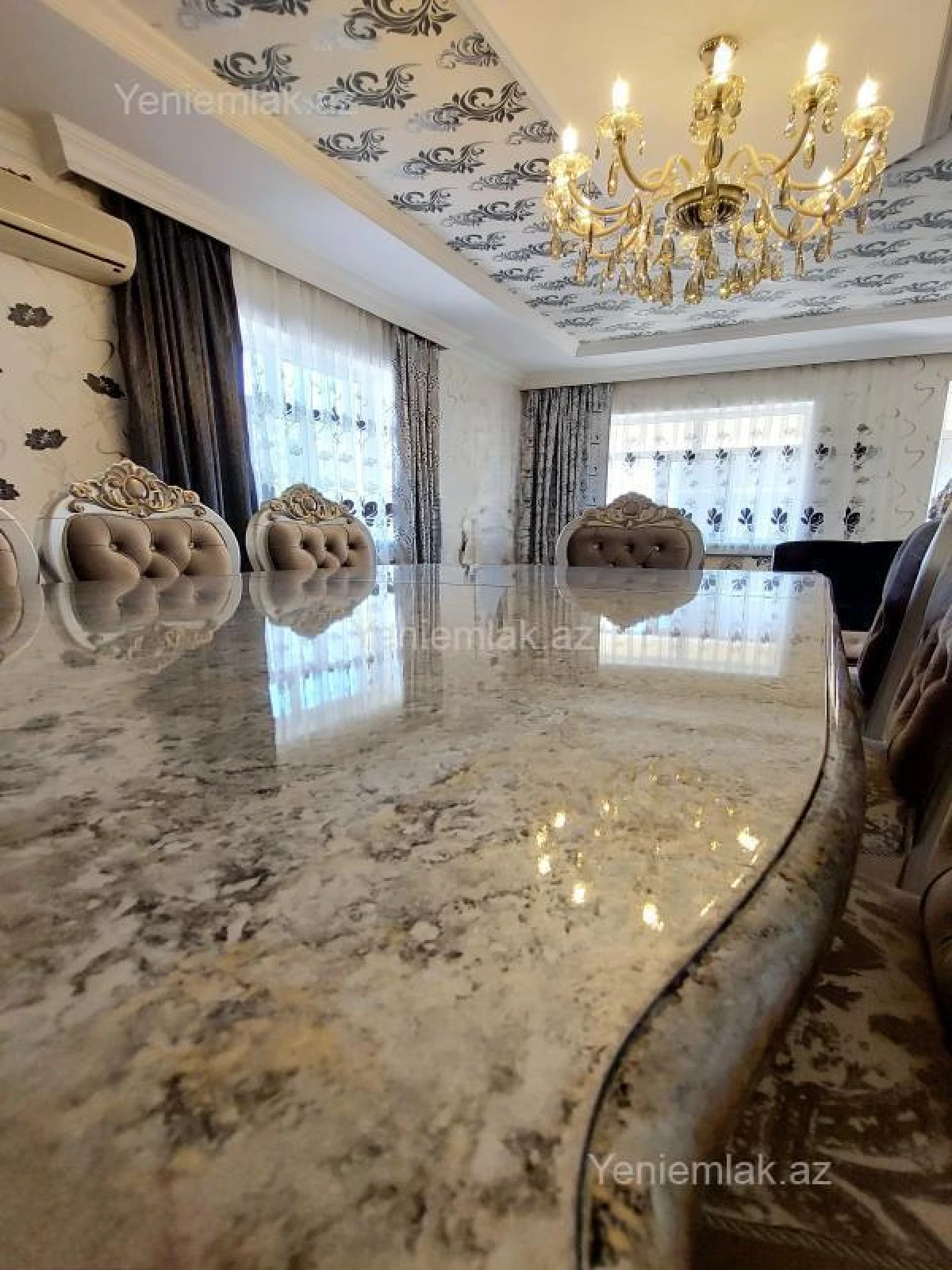 Satılır 8 otaqlı həyət evi 250 m²