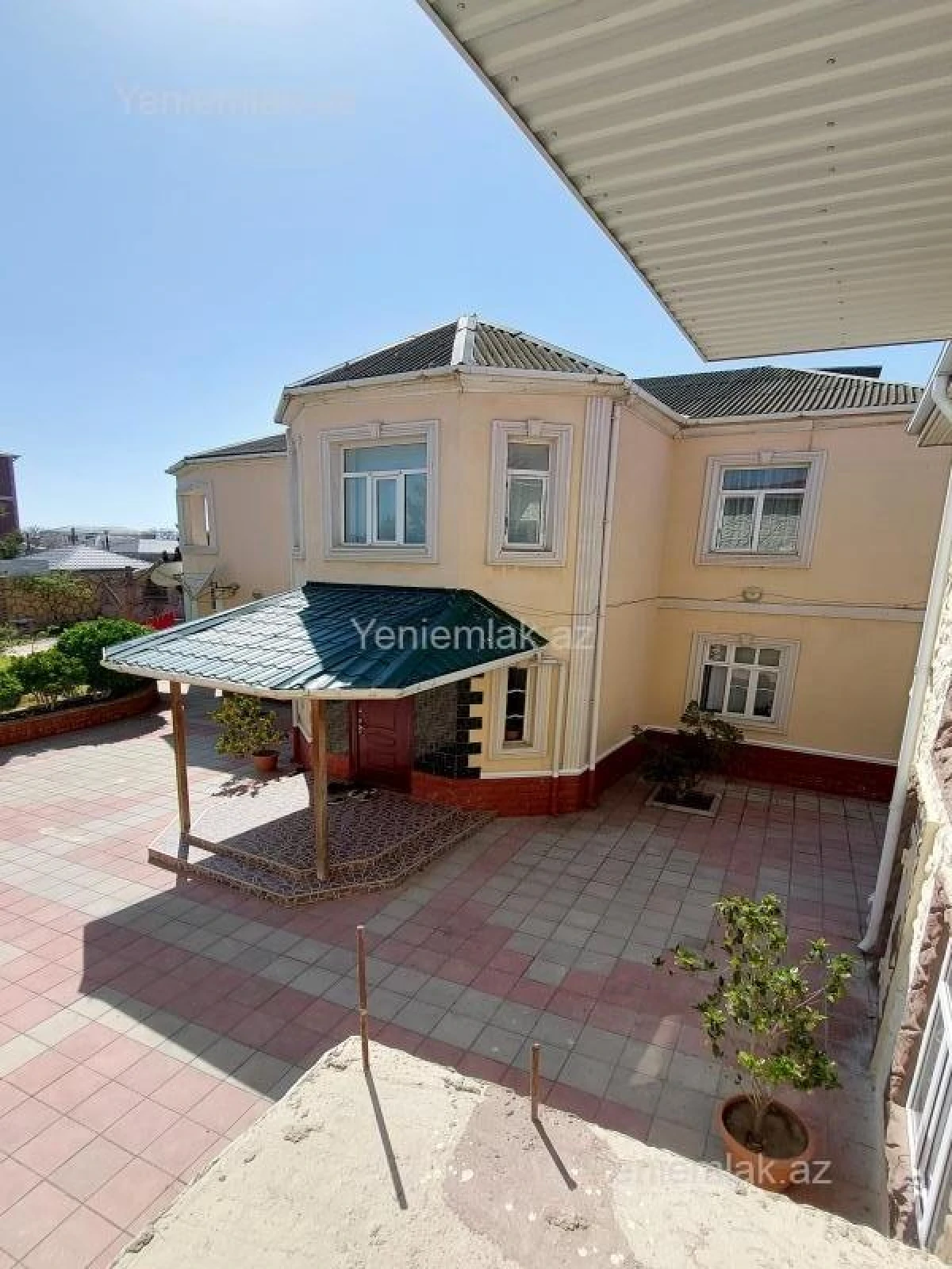 Satılır 8 otaqlı həyət evi 250 m²