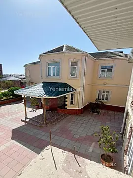 Satılır 8 otaqlı həyət evi 250 m²