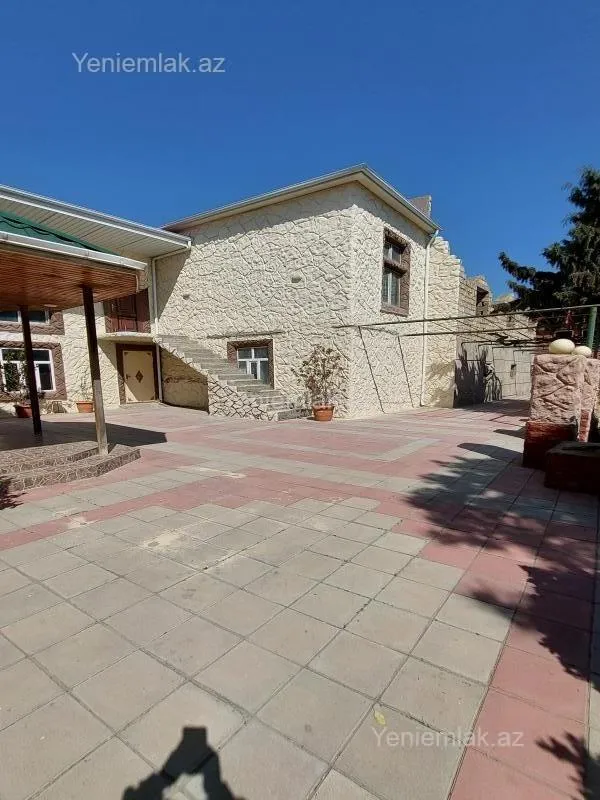 Satılır 8 otaqlı həyət evi 250 m²