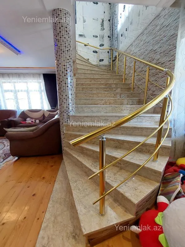 Satılır 8 otaqlı həyət evi 250 m²