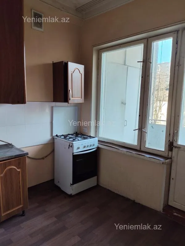 Satılır 4 otaqlı köhnə tikili 110 m²