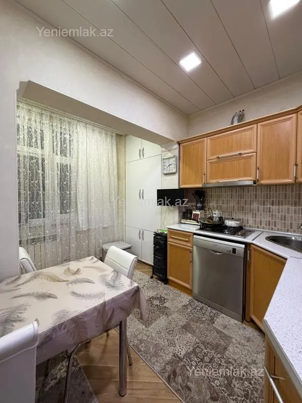 Satılır 4 otaqlı köhnə tikili 100 m²