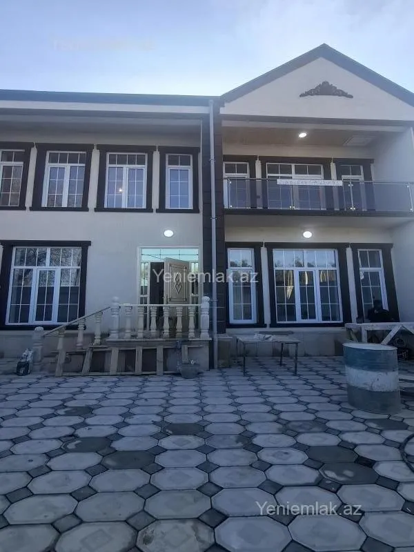 Satılır 5 otaqlı həyət evi 240 m²