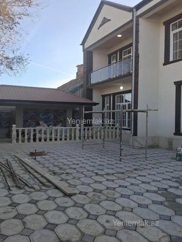 Satılır 5 otaqlı həyət evi 240 m²