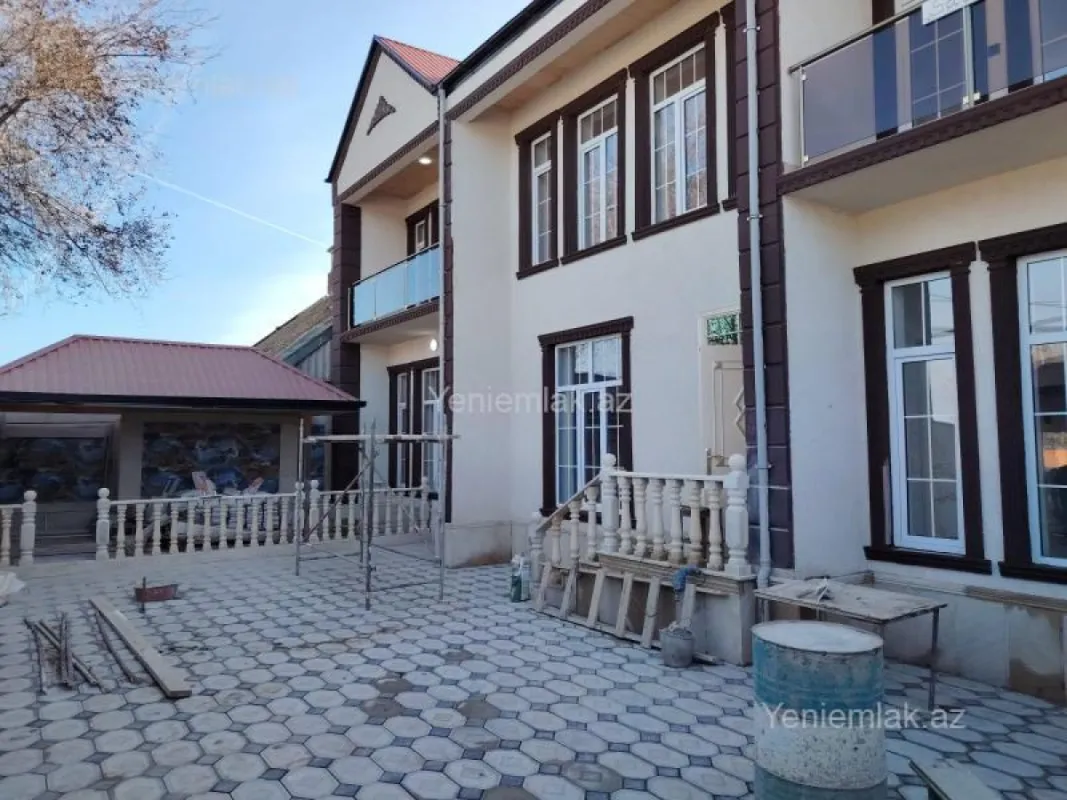 Satılır 5 otaqlı həyət evi 240 m²