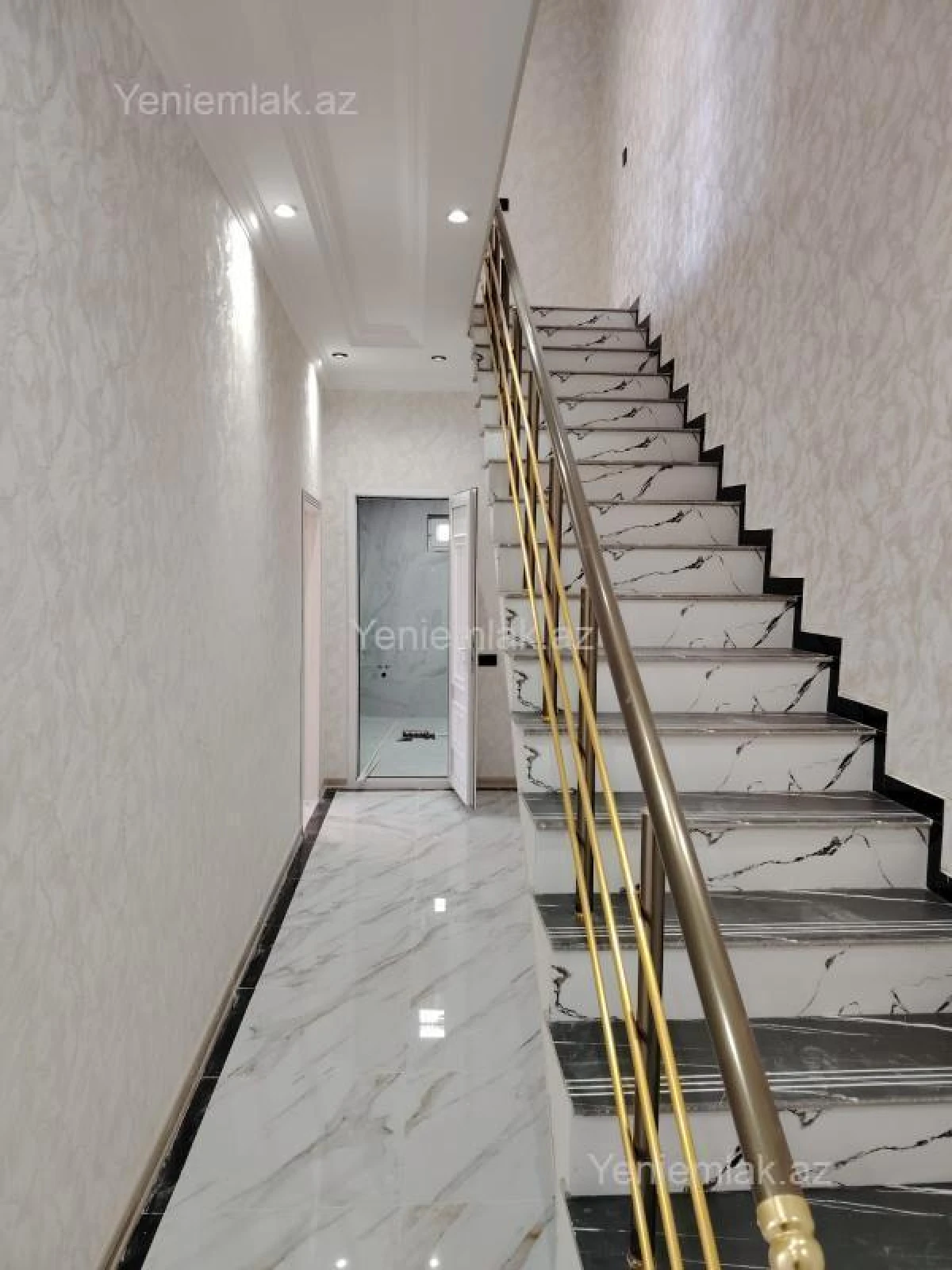 Satılır 5 otaqlı həyət evi 240 m²