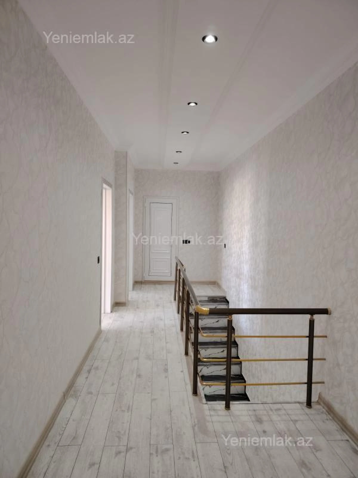 Satılır 5 otaqlı həyət evi 240 m²