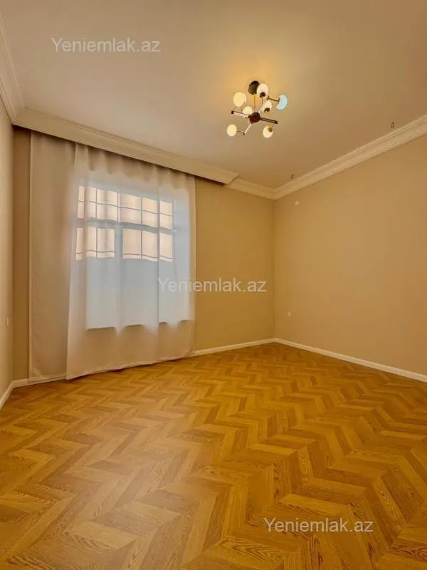 Satılır 5 otaqlı həyət evi 240 m²