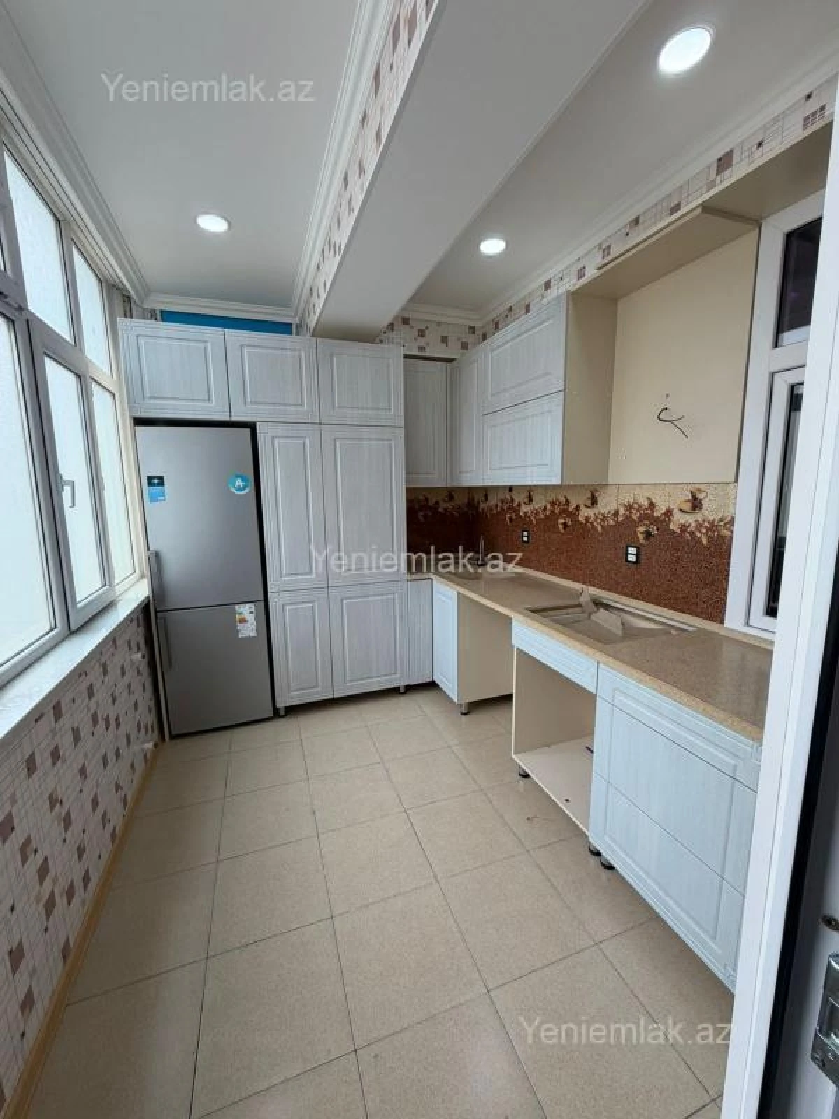 Satılır 3 otaqlı yeni tikili 75 m²