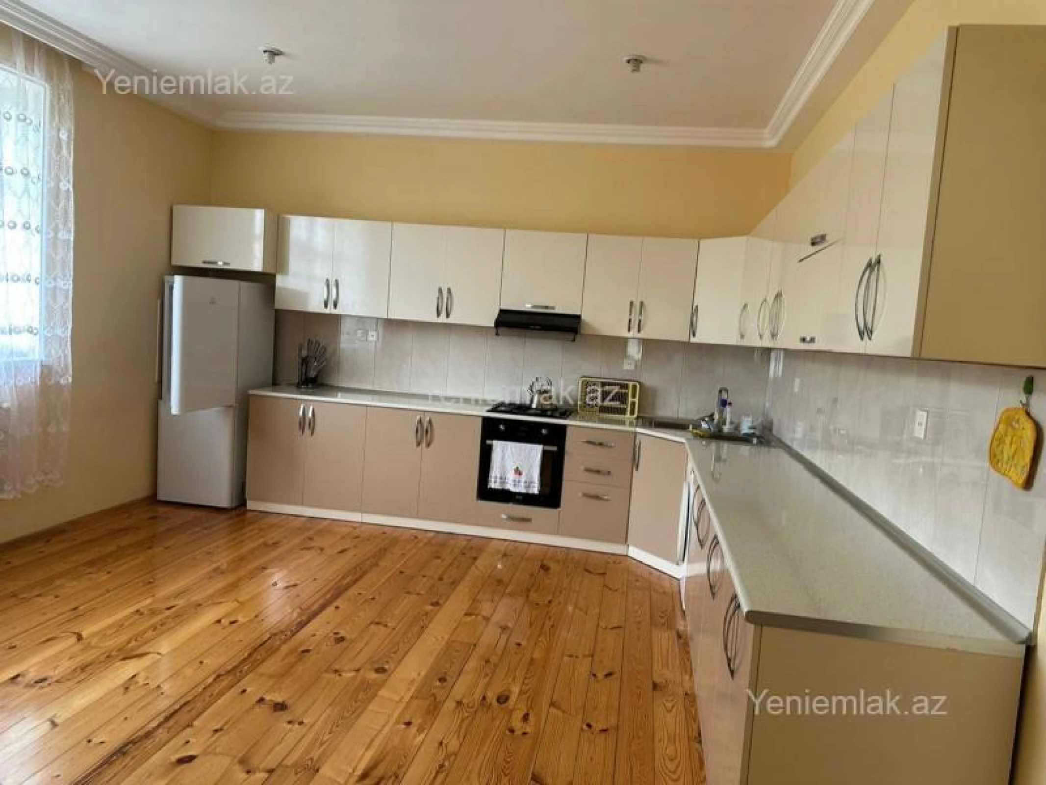 Satılır 12 otaqlı həyət evi 743 m²