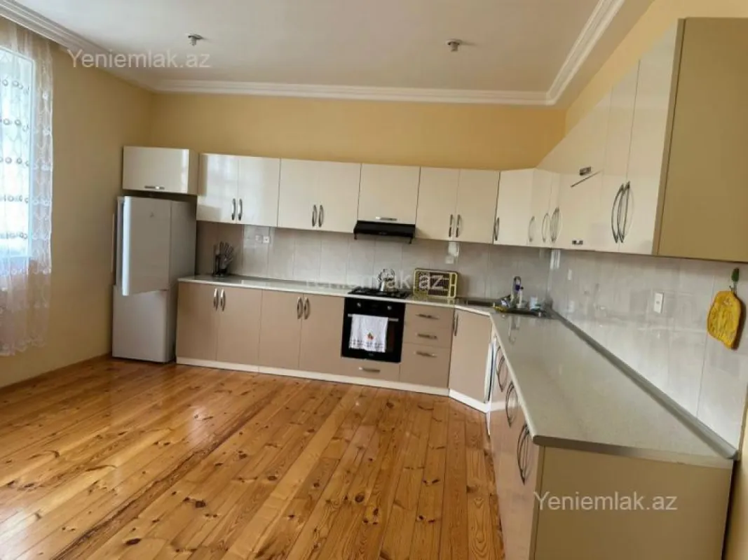 Satılır 12 otaqlı həyət evi 743 m²