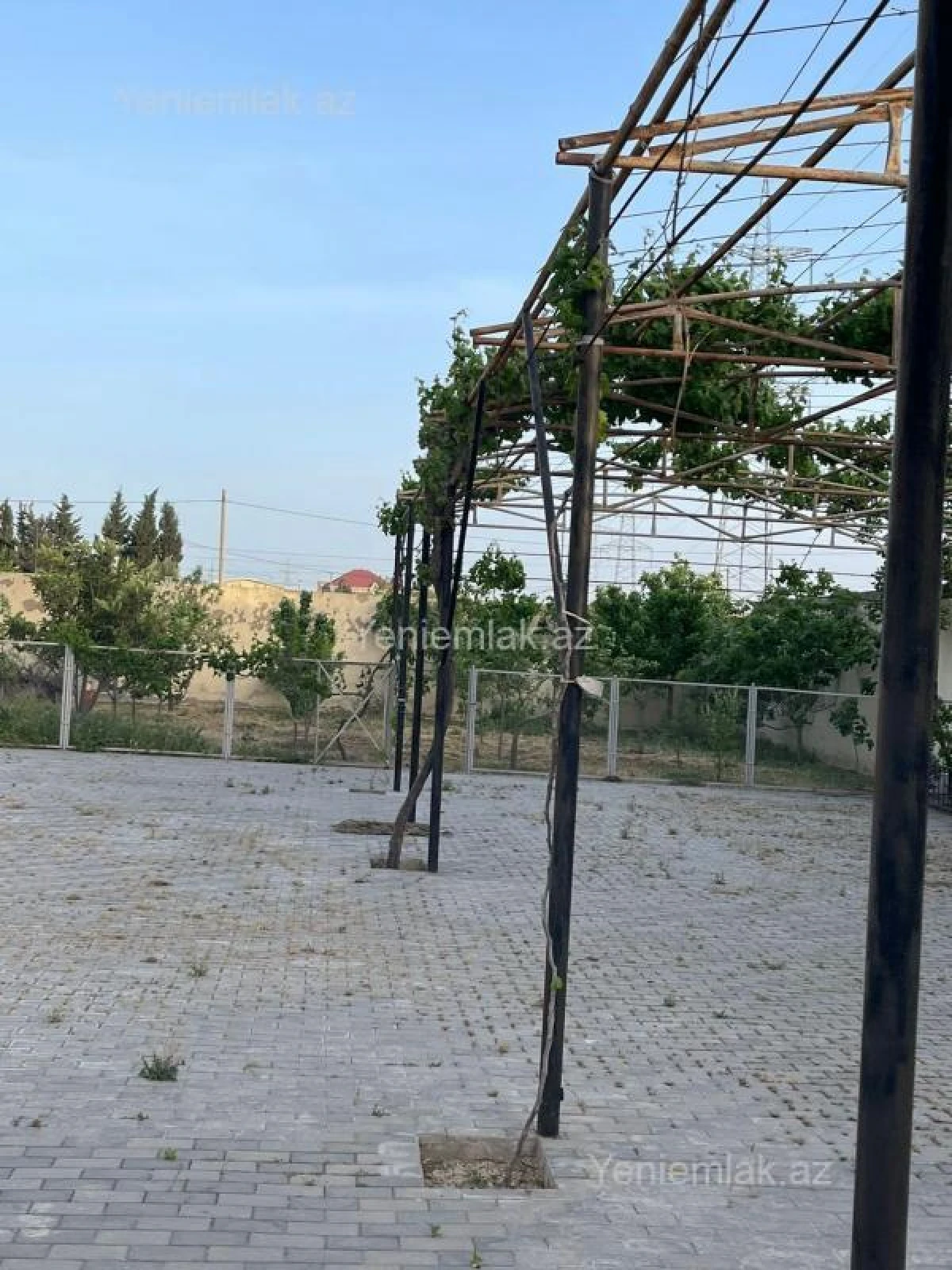 Satılır 12 otaqlı həyət evi 743 m²