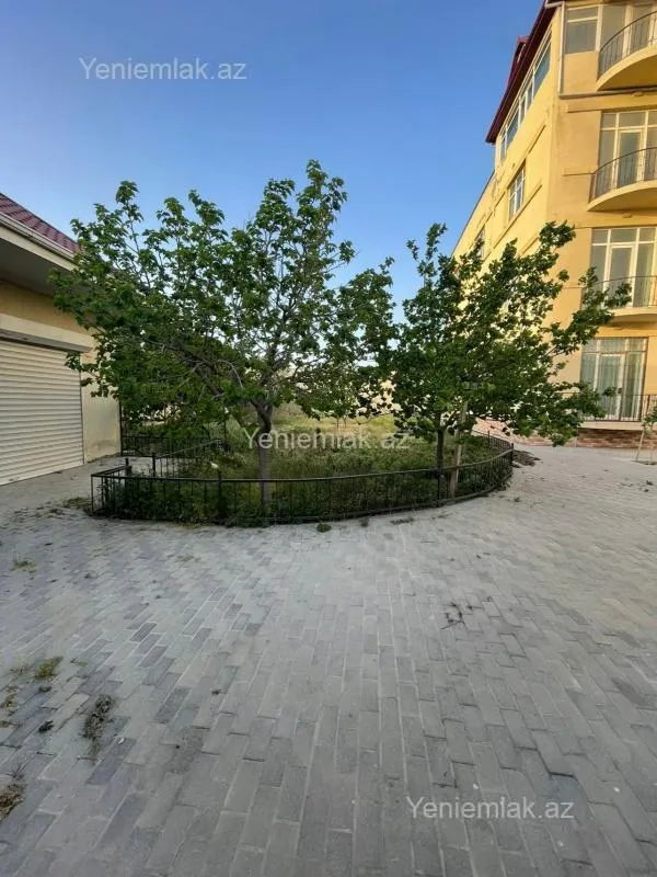 Satılır 12 otaqlı həyət evi 743 m²