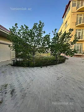 Satılır 12 otaqlı həyət evi 743 m²