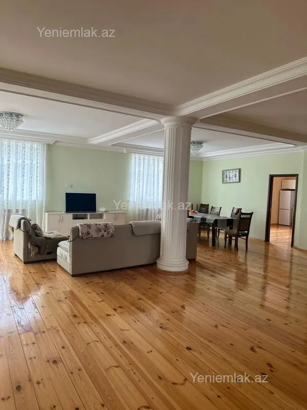 Satılır 12 otaqlı həyət evi 743 m²
