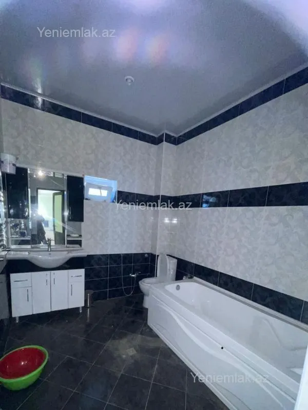 Satılır 12 otaqlı həyət evi 743 m²
