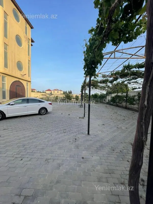 Satılır 12 otaqlı həyət evi 743 m²