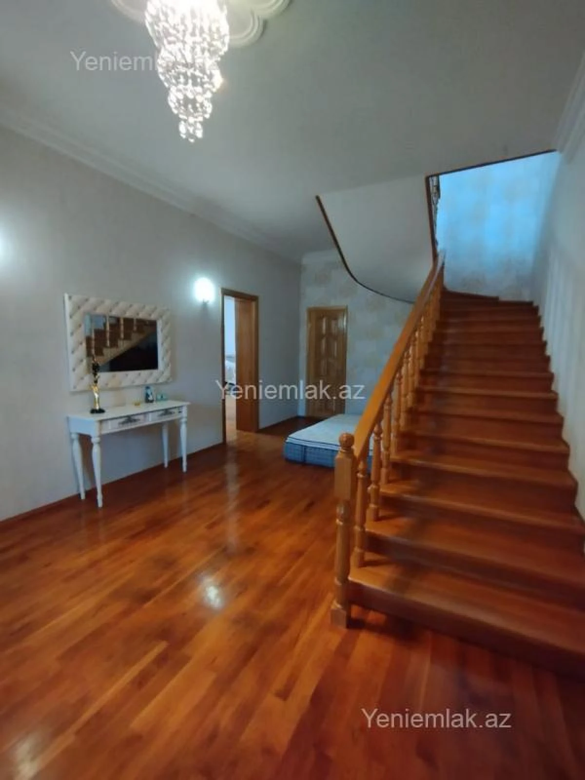 Satılır 5 otaqlı həyət evi 180 m²
