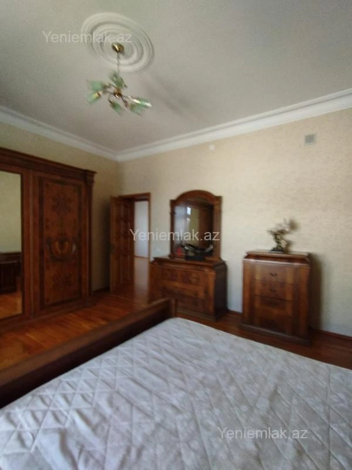 Satılır 5 otaqlı həyət evi 180 m²