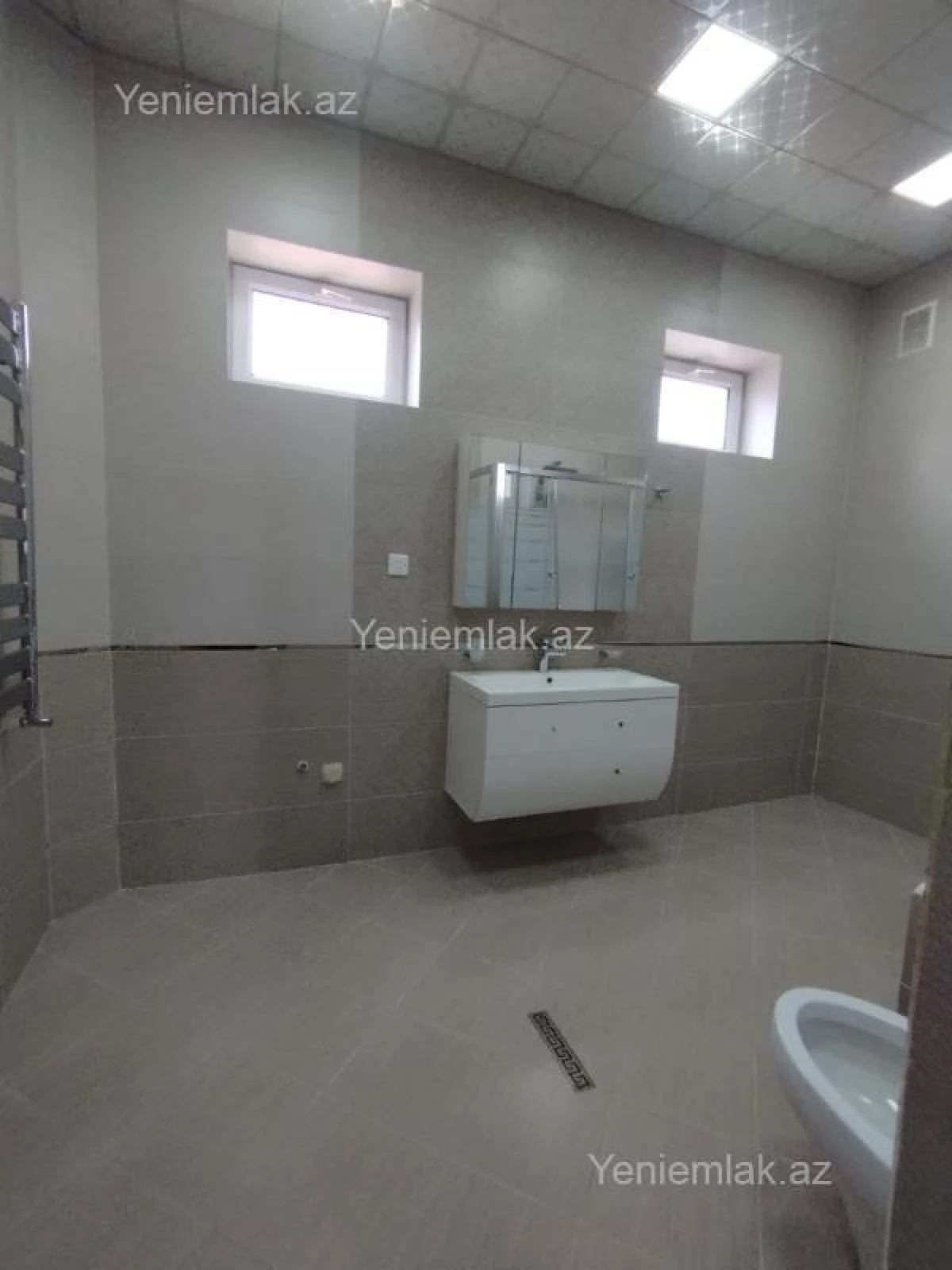 Satılır 5 otaqlı həyət evi 180 m²