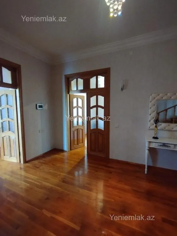 Satılır 5 otaqlı həyət evi 180 m²