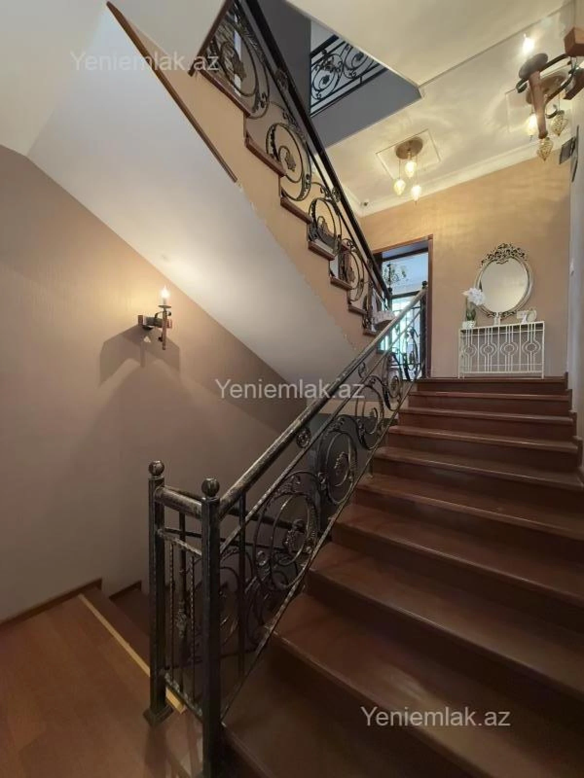 Satılır 5 otaqlı həyət evi 400 m²