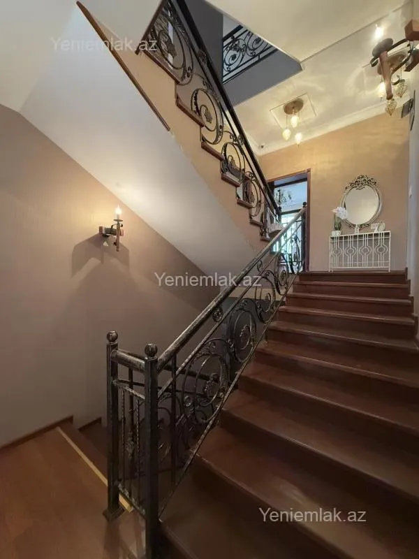Satılır 5 otaqlı həyət evi 400 m²