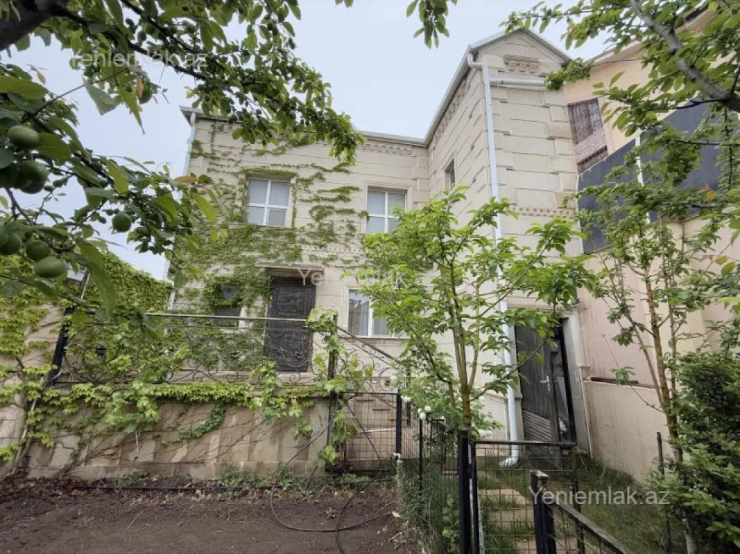 Satılır 5 otaqlı həyət evi 400 m²