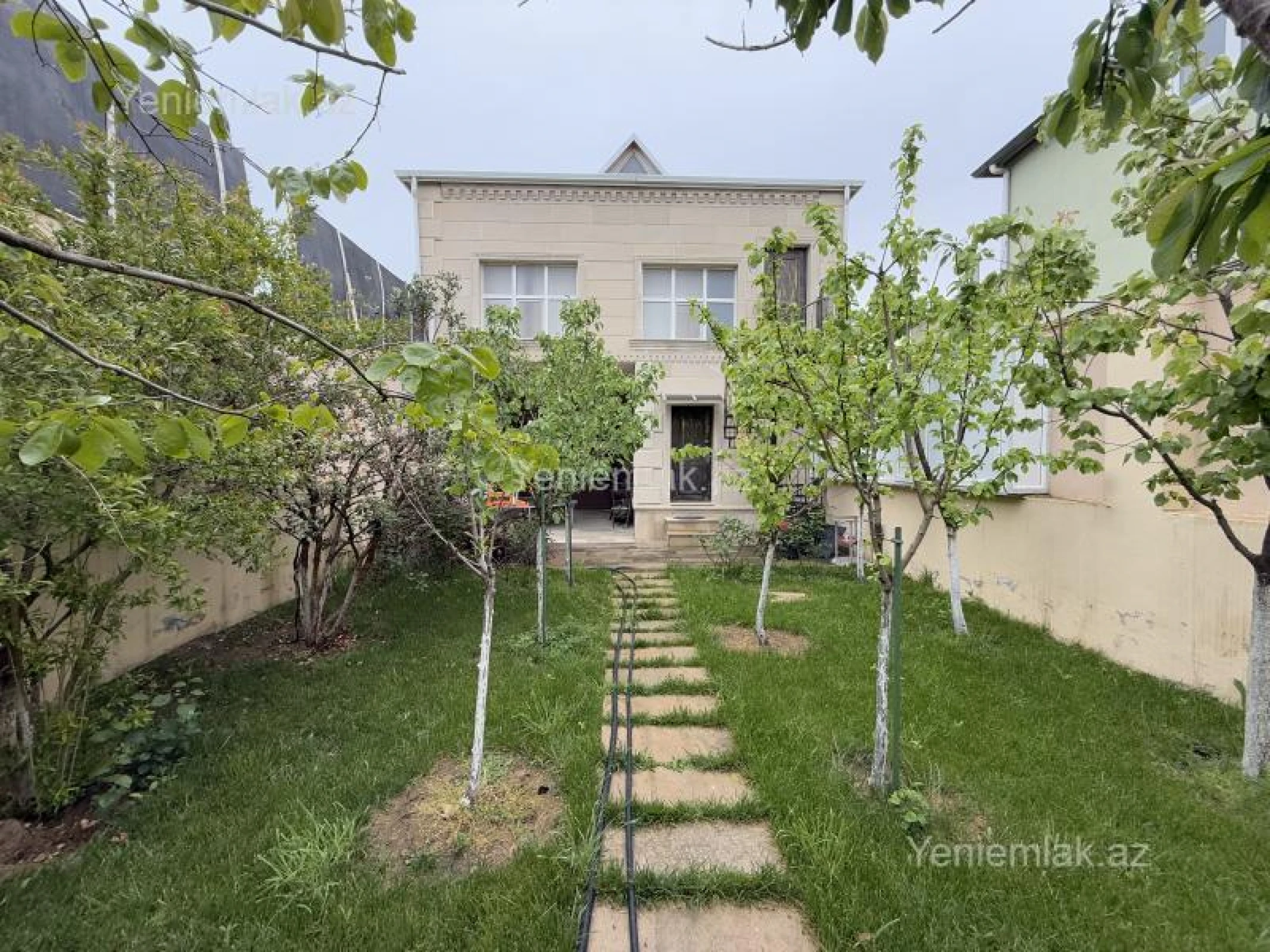 Satılır 5 otaqlı həyət evi 400 m²