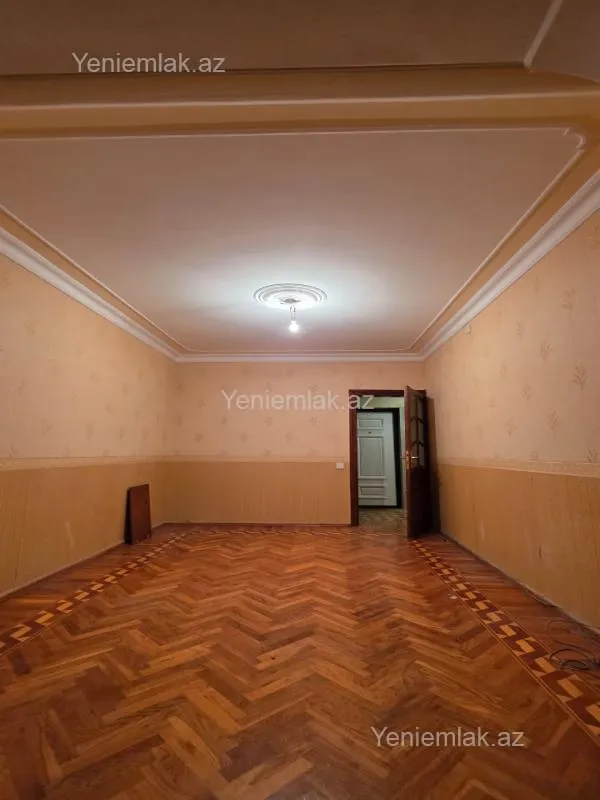 Satılır 4 otaqlı köhnə tikili 100 m²