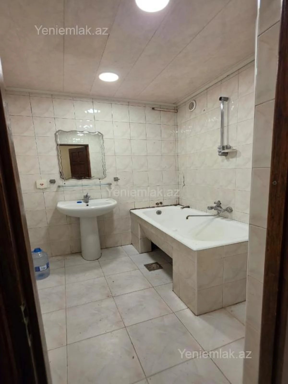 Satılır 4 otaqlı köhnə tikili 100 m²