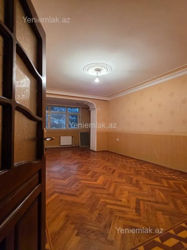 Satılır 4 otaqlı köhnə tikili 100 m²