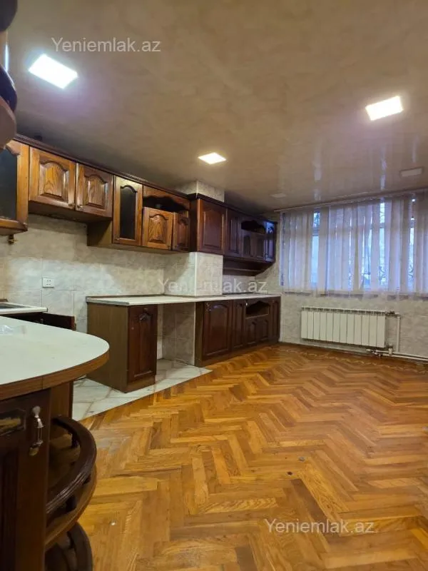 Satılır 4 otaqlı köhnə tikili 100 m²