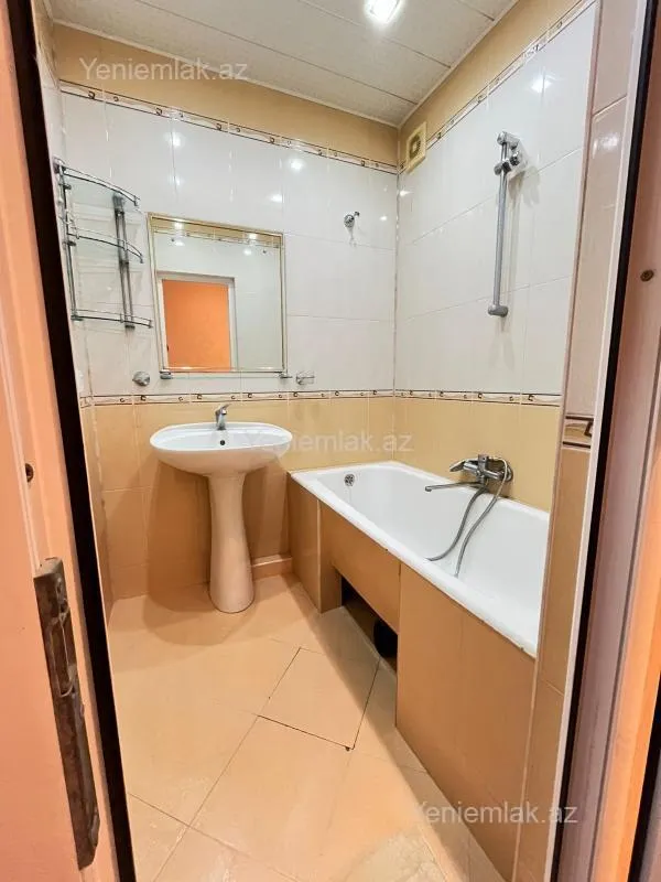 Satılır 4 otaqlı köhnə tikili 93 m²