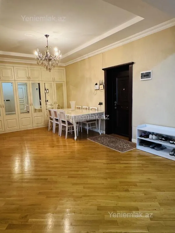 Satılır 3 otaqlı yeni tikili 130 m²