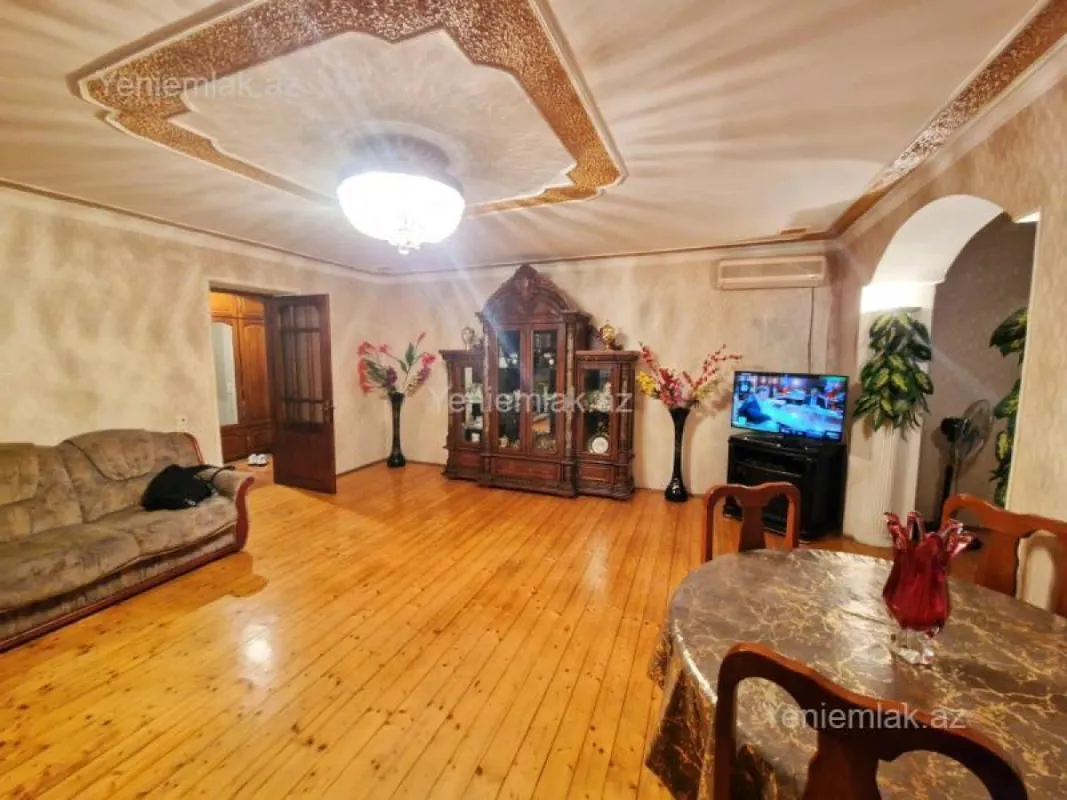 Satılır 4 otaqlı köhnə tikili 100 m²