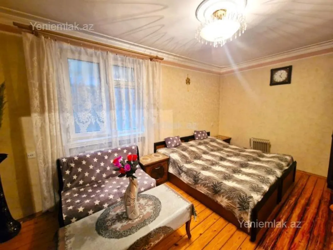 Satılır 4 otaqlı köhnə tikili 100 m²