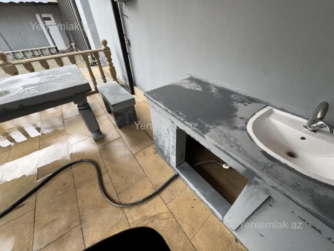 Satılır 5 otaqlı həyət evi 200 m²