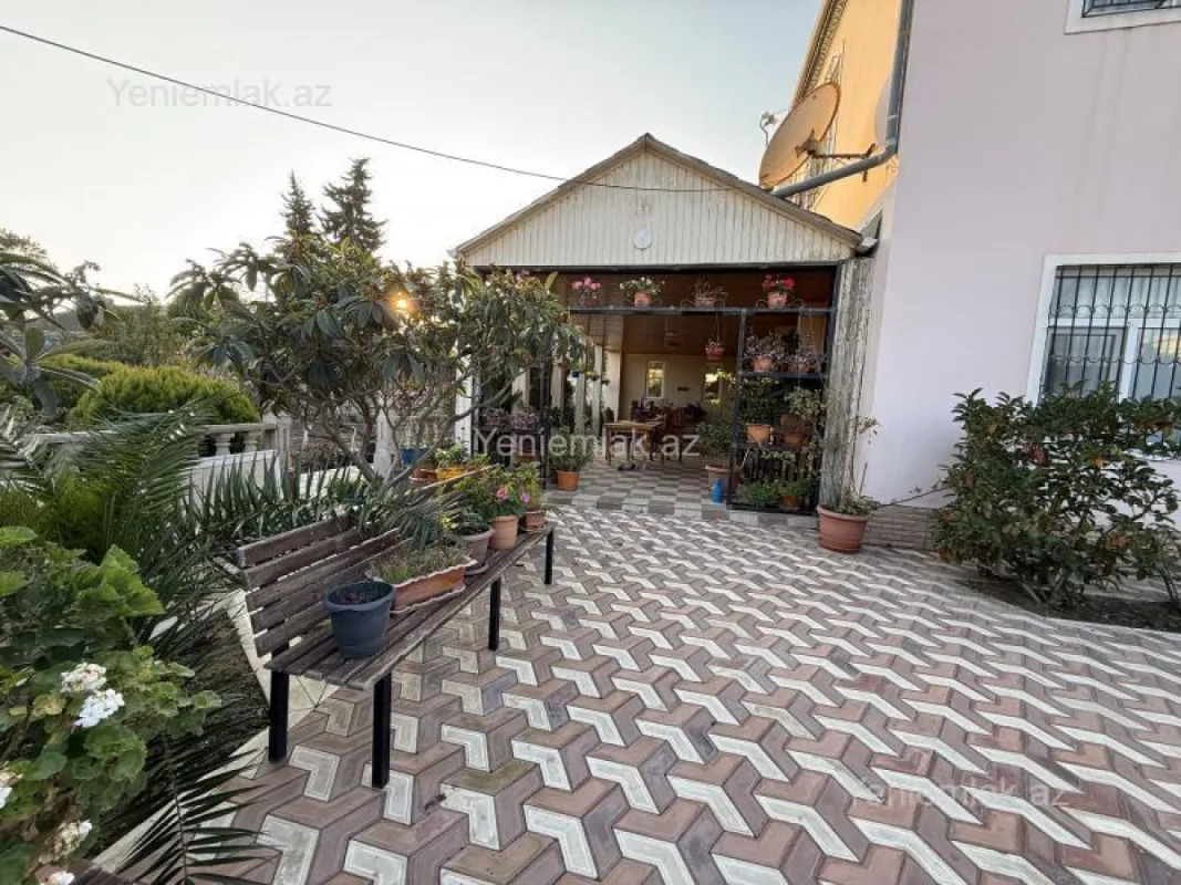 Satılır 7 otaqlı həyət evi 300 m²